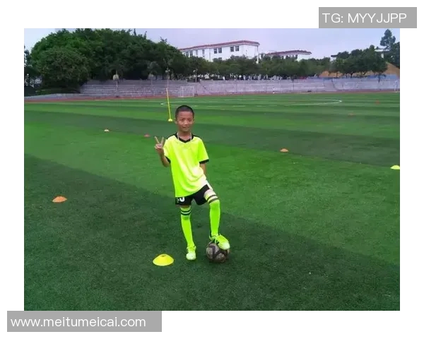 绿茵巨星闪耀赛场激情挥洒足球魅力瞬间定格帅气风采